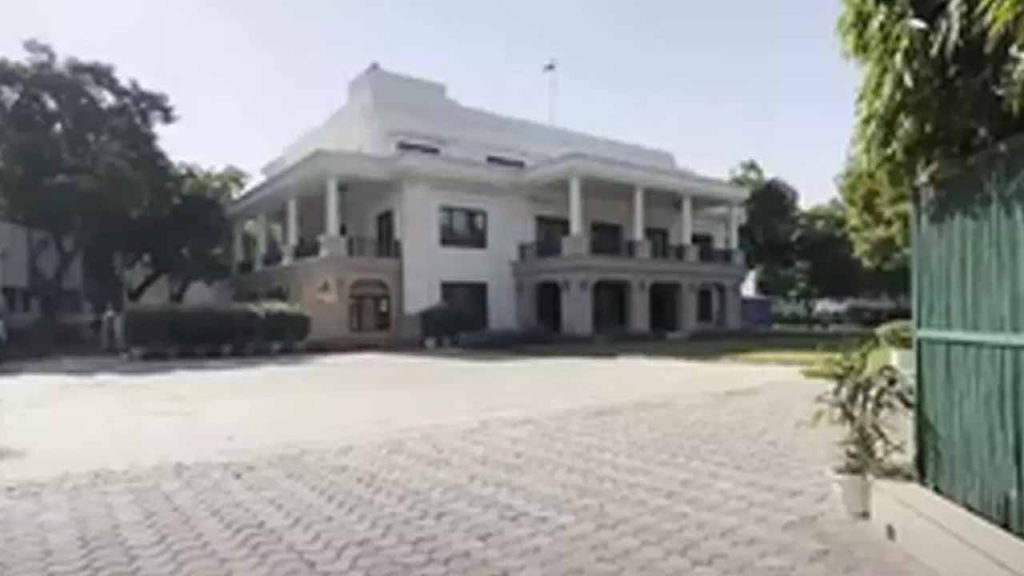 Center orders inquiry into 'Sheesh Mahal'