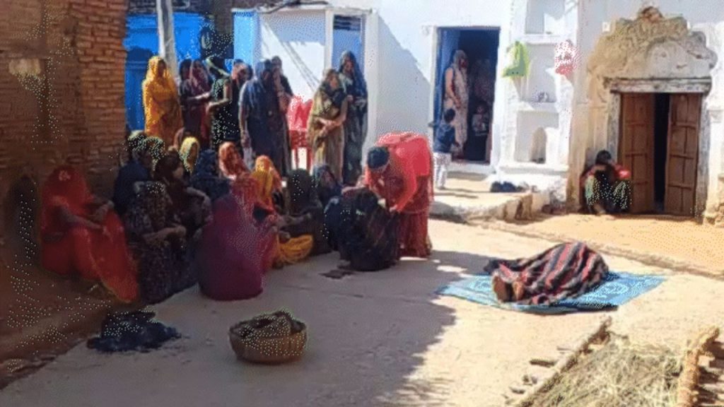 Shocking Incident Madhya Pradesh Tikamgarh Brothers Clash On Father Cremation