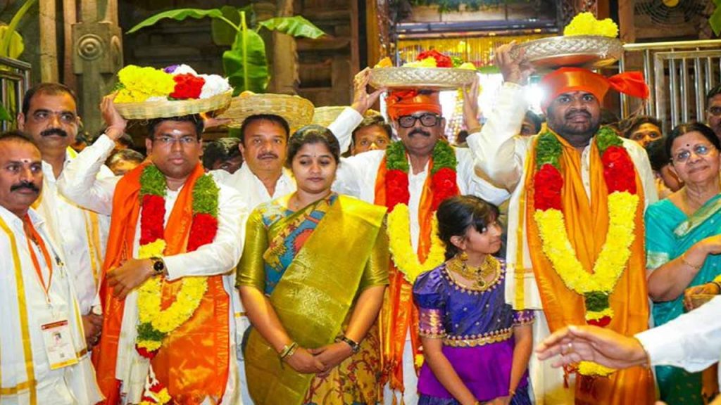 minister who presented the silk robes to Srikalahasti is called
