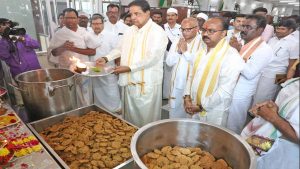 TTD Chairman distributes 'Vada' in Tirumala Anna Prasad