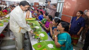 TTD Chairman distributes 'Vada' in Tirumala Anna Prasad
