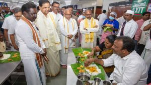TTD Chairman distributes 'Vada' in Tirumala Anna Prasad