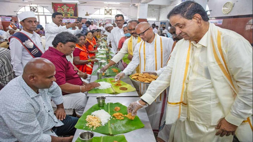 TTD Chairman distributes 'Vada' in Tirumala Anna Prasad