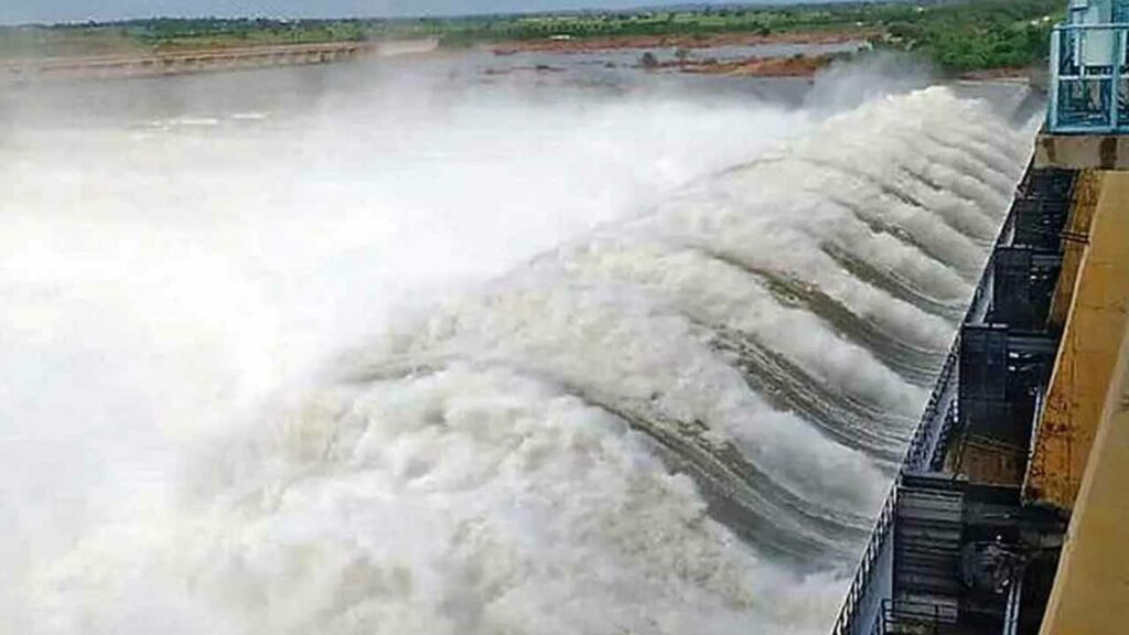 Krishnamma Paravallu.. Flood in Srisailam reservoir