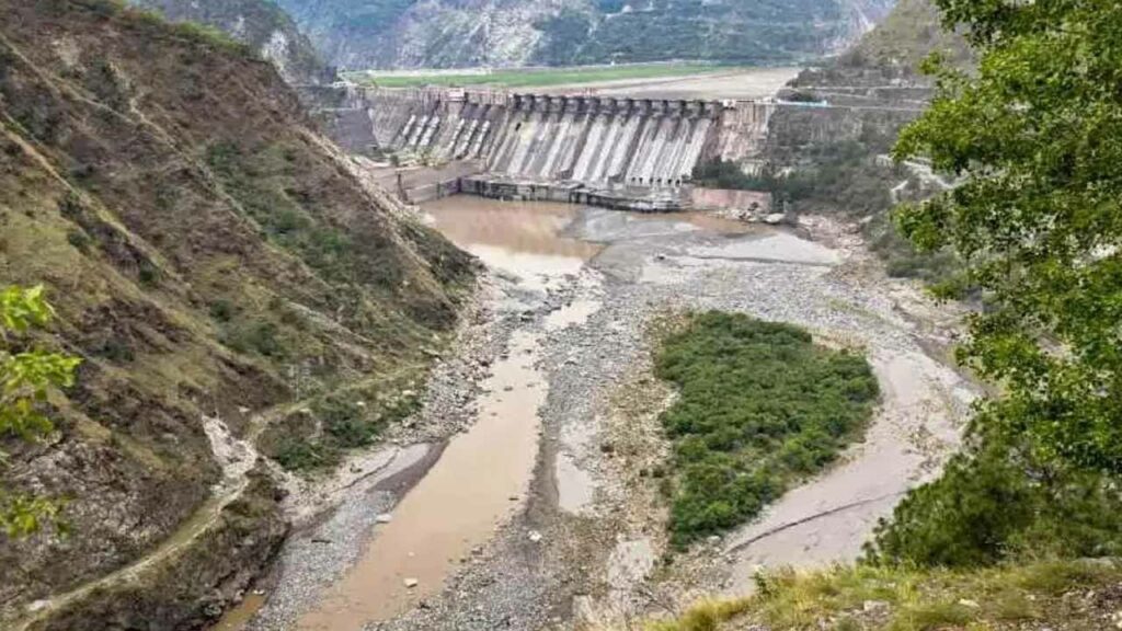 Effect of Indus water stoppage.. Pakistan's dams drying up.. Irrigation water crisis, severe impact on Kharif..!