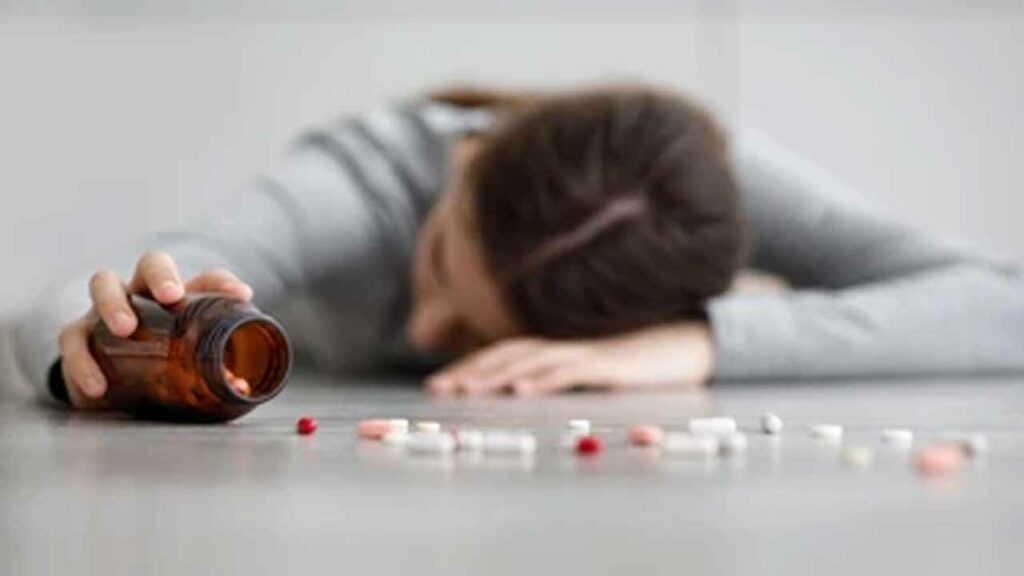 A person who has ingested poison is in danger of death..Basic measures to be taken immediately!