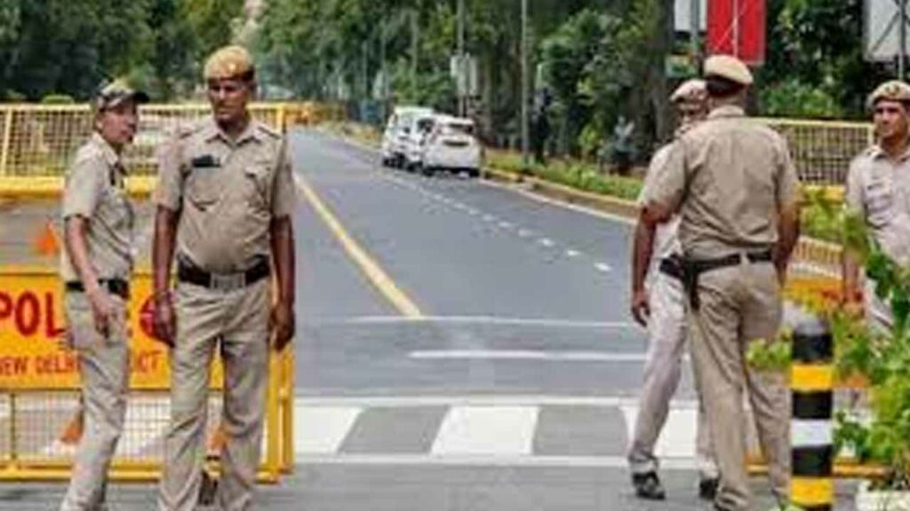 Bomb threats to several schools in Delhi.. Police on high alert, checks