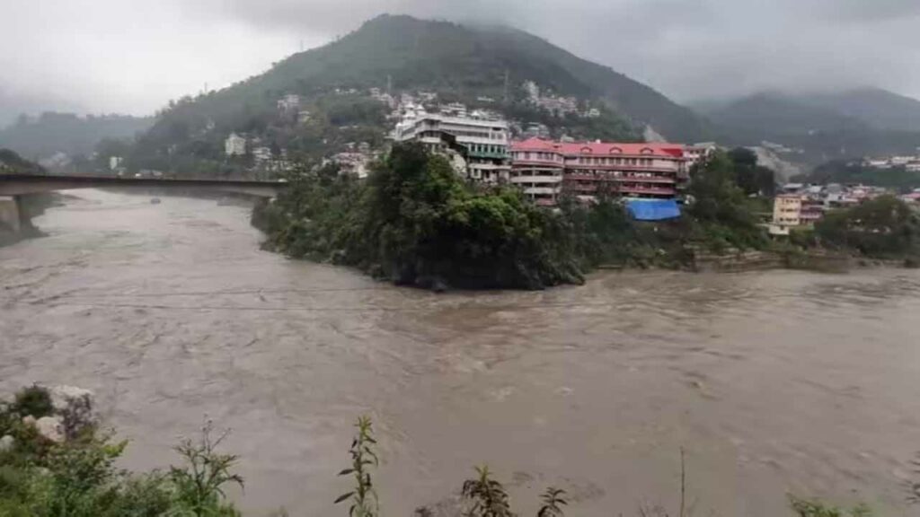 Heavy rains and floods inundating Himachal Pradesh.. 51 people dead.. Red alert issued!