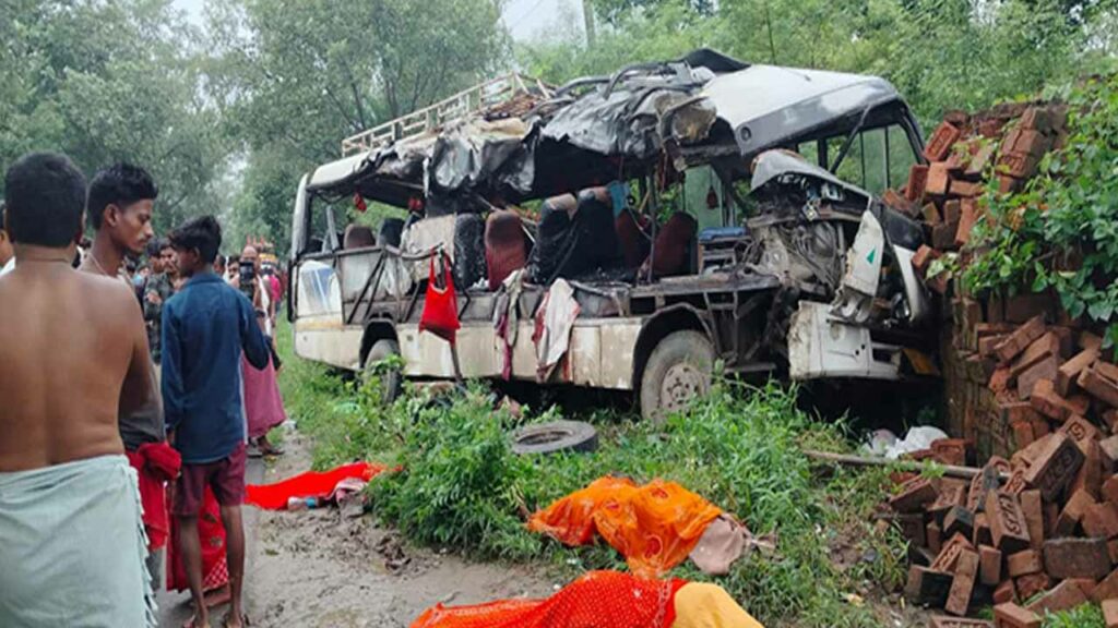 Truck hits bus carrying pilgrims, 18 dead!
