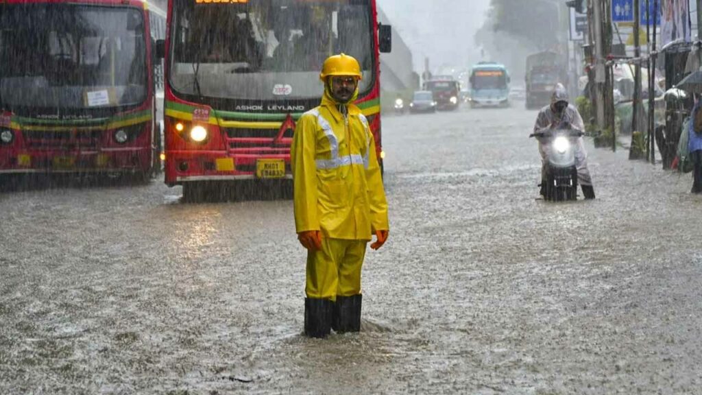 Rains lash Mumbai..red alert..schools and colleges closed
