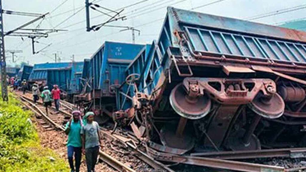 Goods train derails.. Many trains including Vande Bharat are cancelled..!