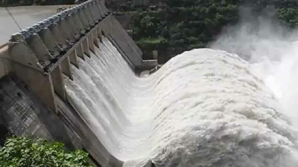 Flooding continues at Srisailam reservoir.. 8 gates lifted